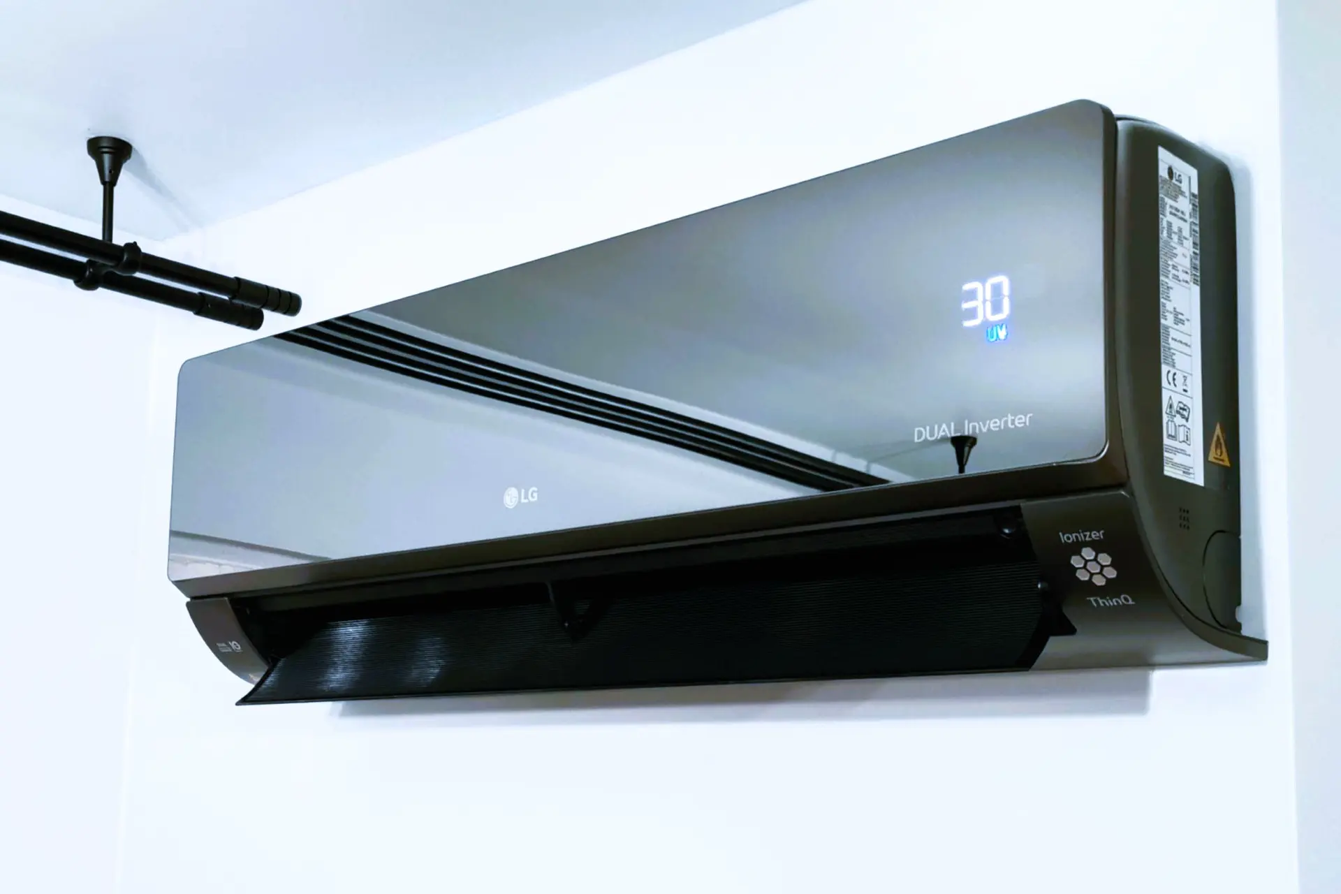 klimatyzator-lg-black-mirror-ściana